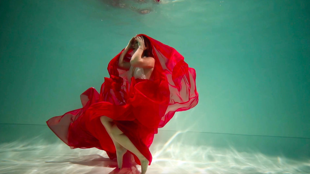 Lilu випустила кліп "Відчуваю", знятий в екстремальних умовах під водою