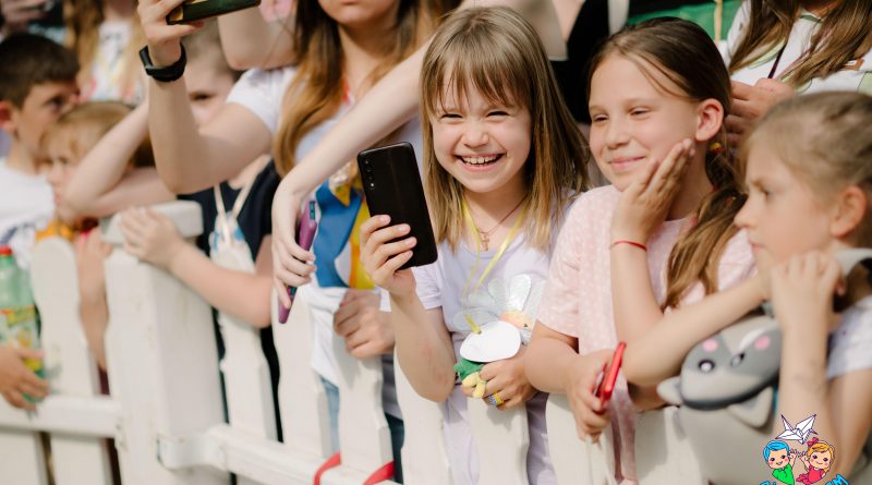 Діти - Дітям: Артисти та блогери з "Зіркового десанту" влаштували масштабне свято для дітей в Кам'янець-Подільському
