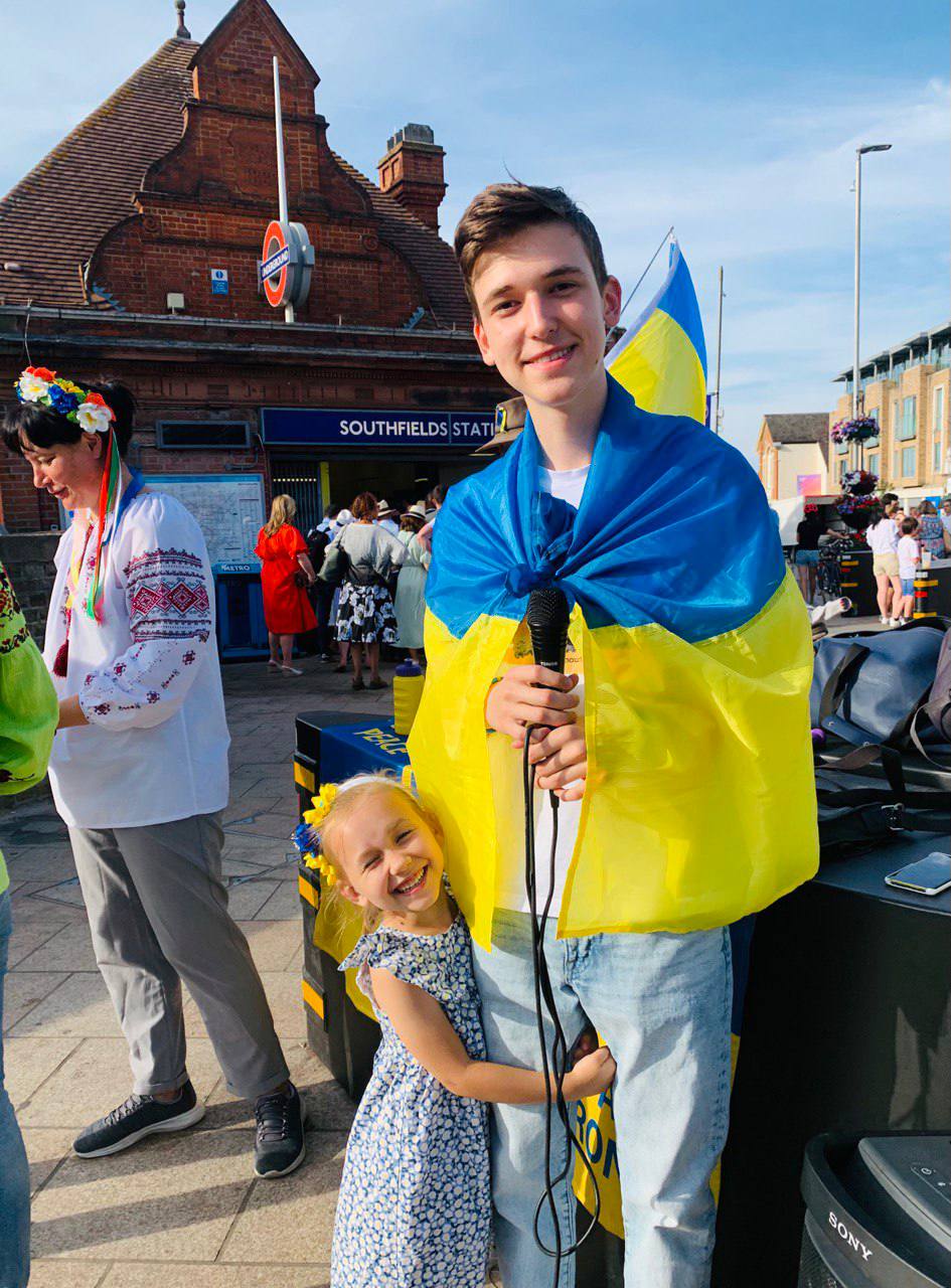 Олександр Балабанов під час Вімблдону в Лондоні збирає кошти для українських біженців