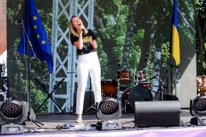 Співачка Nastya Lu презентує пісню "Сонце" про Донбас