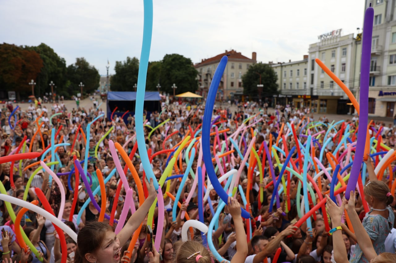 "Зірковий десант" приземлився в Тернополі та подарував свято для дітей переселенців