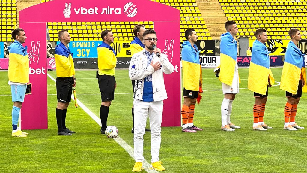 «До сліз»: JULIK виконав Гімн України на чемпіонаті України з футболу
