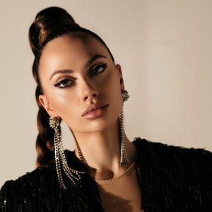 Співачка Yarosa Burnos презентувала відеороботу на пісню “Guns&Gold”
