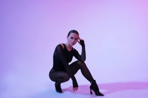 Співачка YAROSA BURNOS презентувала нову англомовну пісню "Tell me why". У свіжій композиції артистка поєднує елементи рнб та грува з яскравим відтінком поп-музики