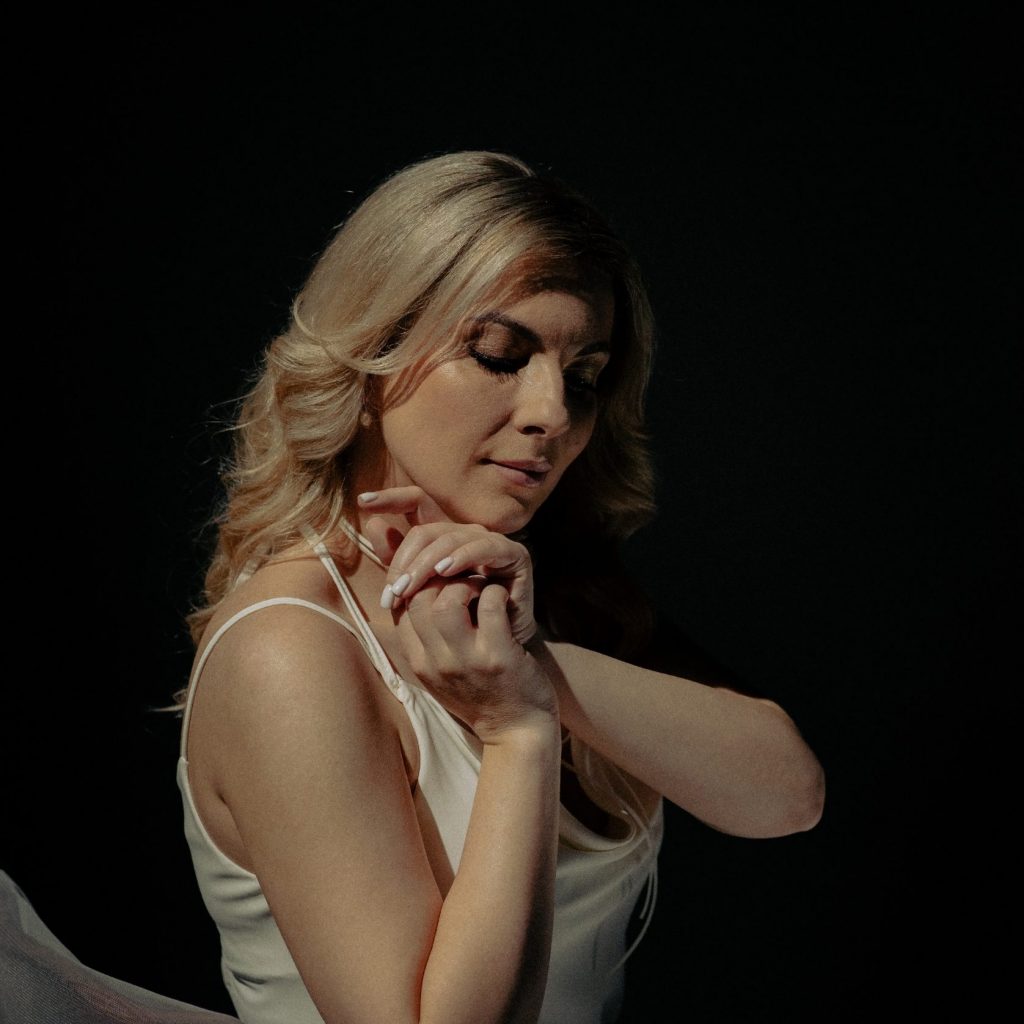 Пісня для першого танцю молодят: Крістіна Присяжнюк презентувала романтичний трек "Зорепадом"