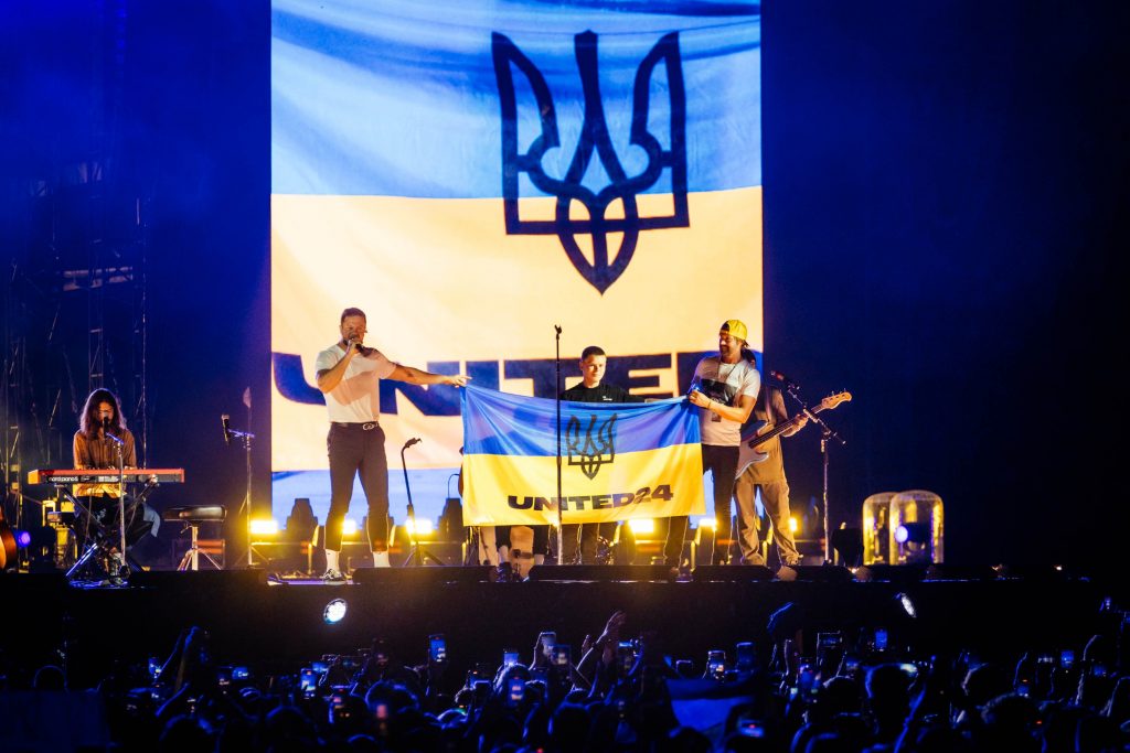 На концерті у Варшаві музиканти Imagine Dragons запросили на сцену 15-річного Сашка з Новогригорівки, який став героєм їхнього кліпу Crushed