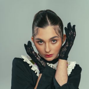 Співавторка хіта «Буревіями» презентує свій дебютний трек «KALYUZHA»