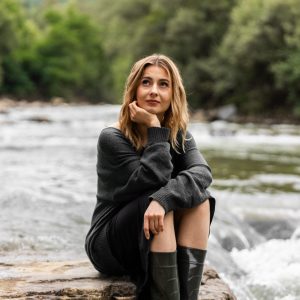 Співачка з Івано-Франківська RODZYNKA показала красу Бухтівецького водоспаду у новій відеороботі «Мам»