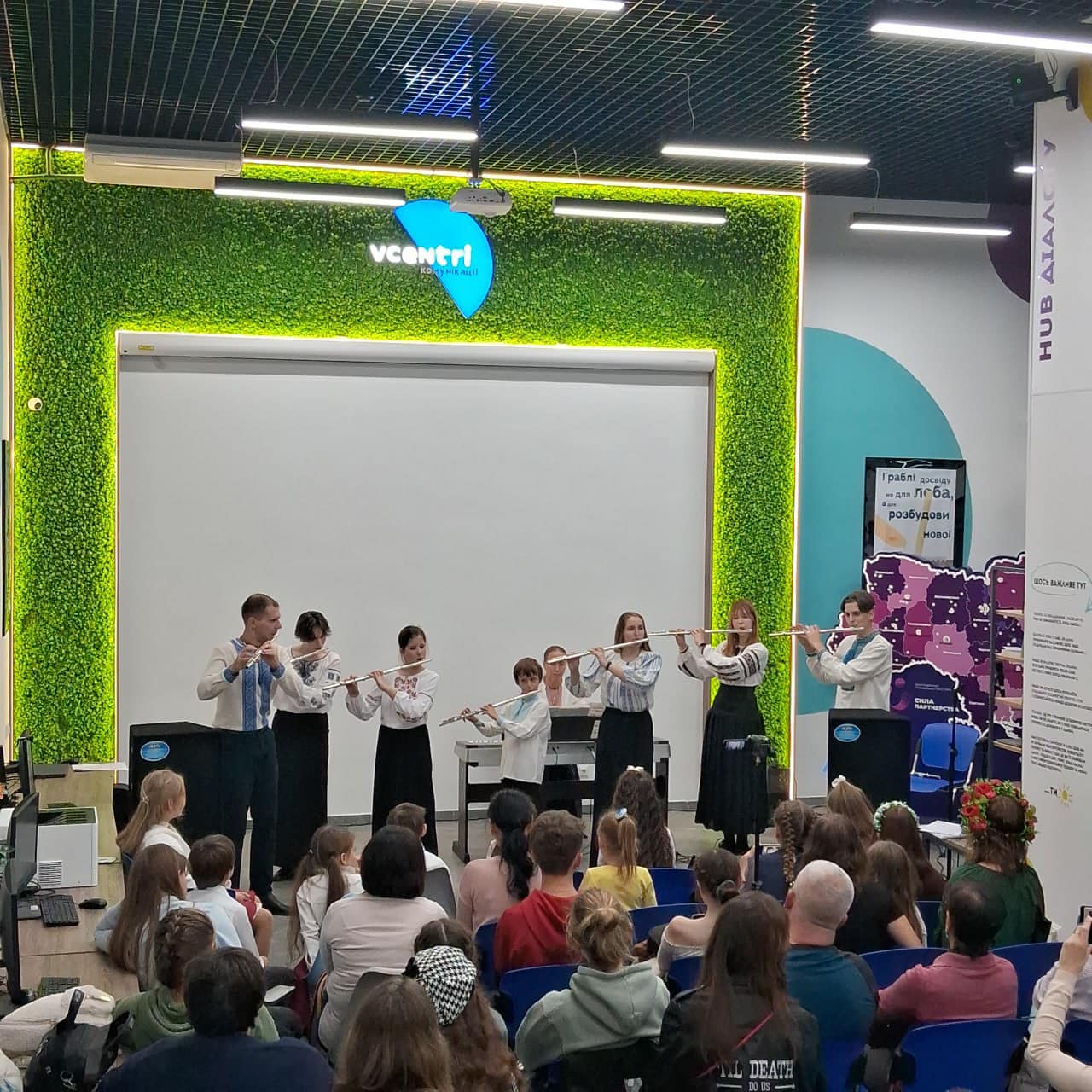 Концерт Дитячої музичної школи № 36 у «Vcentri Hub: Oболонь» до Міжнародного дня музики