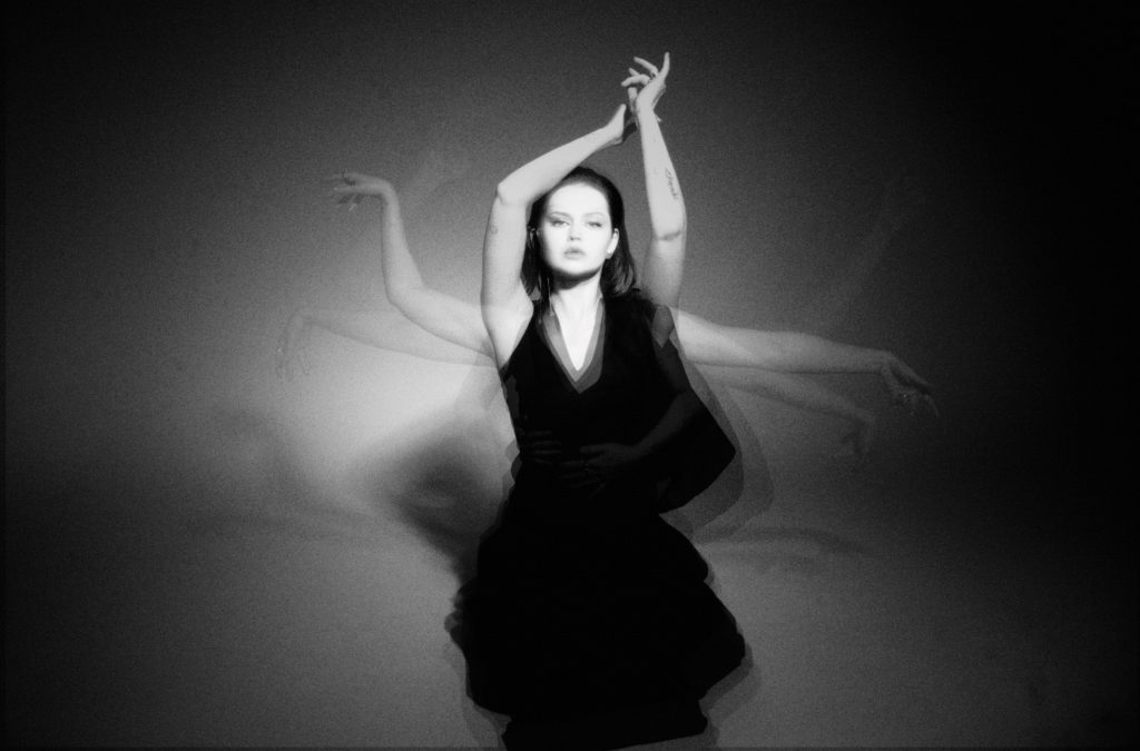 Артистка ANNEI, бек-вокалістка MONATIK, презентує другий сольний сингл “Роздягни”
