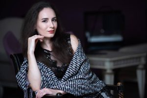 Співачка Карина Волошина презентує мрійливий трек-подорож “Мине” до калейдоскопу життя
