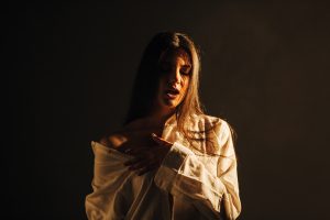 Маніфест сильної дівчини: прогресивна співачка ROMA TUZ презентує нову музичну роботу «Заспіває»