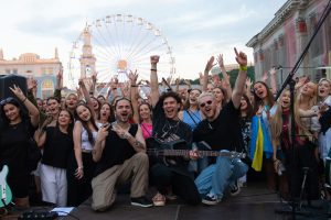 Співак із Маріуполя ENLEO дав символічний благодійний концерт в самому серці Києва