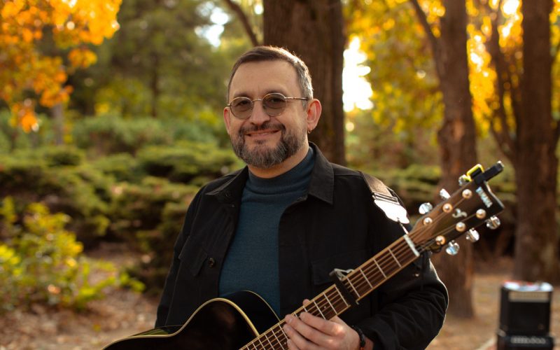 «Якщо пісня допоможе комусь видихнути на три хвилини, поки вона звучить — варто її зробити», — ROMOZA про повернення до музики, рок-кумирів та натхнення