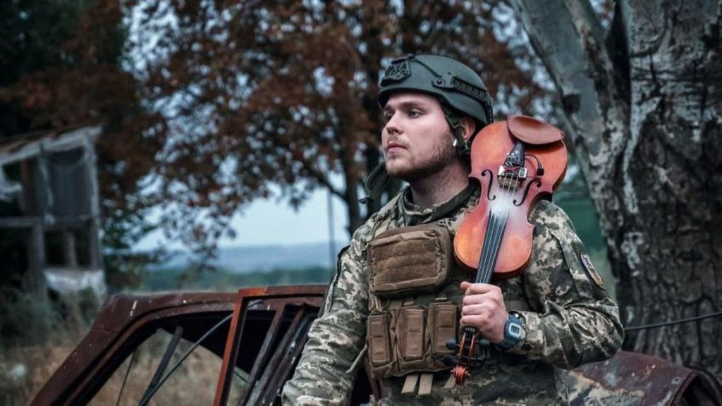 Фронтовий скрипаль у свій вихідний виступив на події від A CONCERT задля збору коштів для своєї бригади