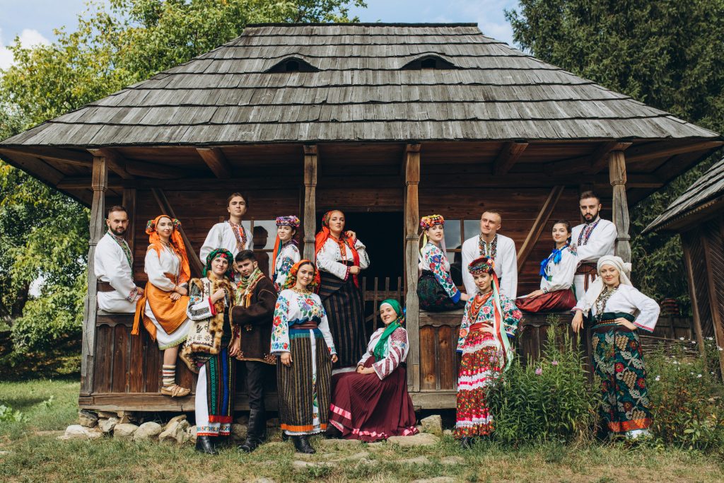 Aniel Arin переосмислює фольклорне звучання в новій версії пісні «По-за ночі» від фольклорного театру Gerdan Theatre