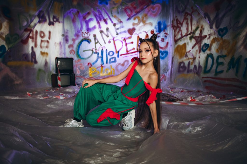 K-pop чи UA-pop: юна DEMI презентувала новий яскравий відеокліп «Гра»