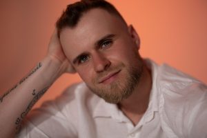 Влад Гнатовський презентує пісню Миколи Мозгового