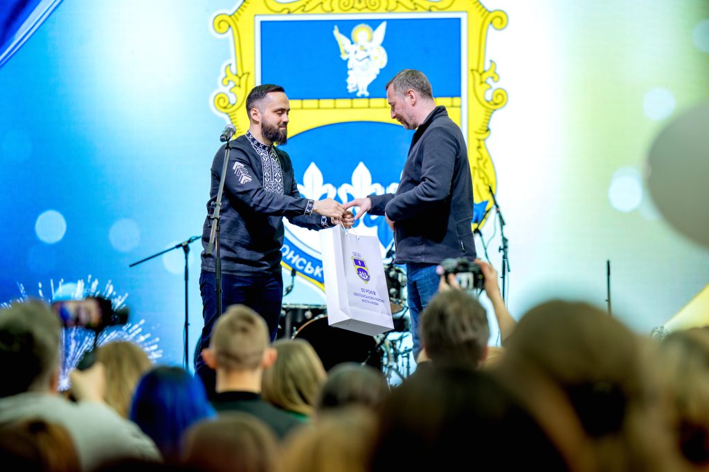 Концерт зірок, книга історії і подяки: як Оболонь відзначила 50-річчя