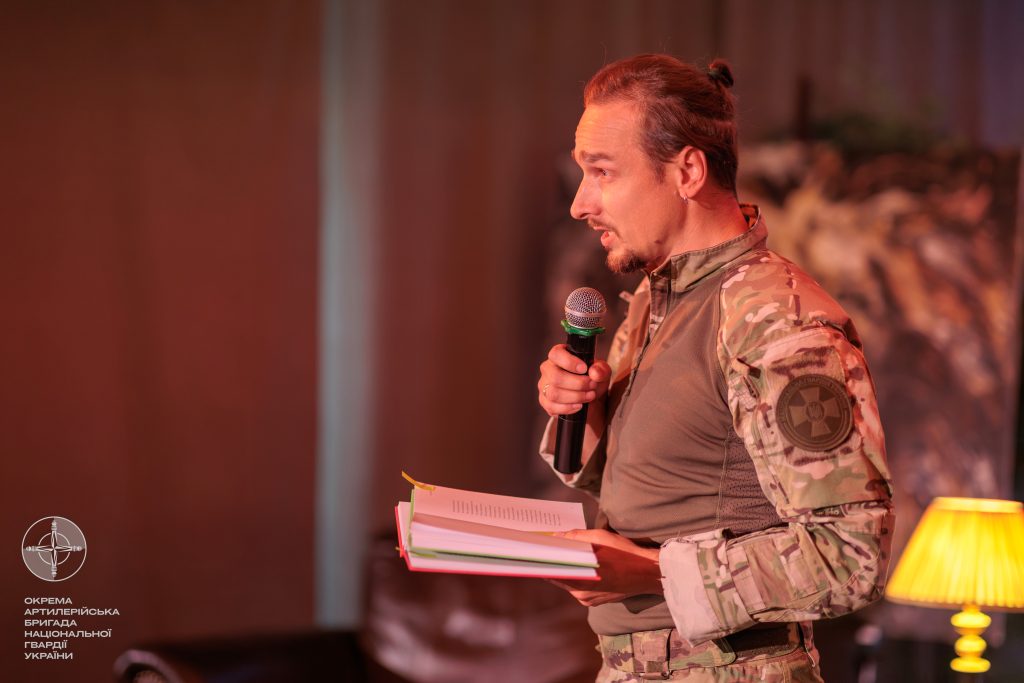 «Читай серцем»: благодійний поетичний вечір на підтримку артилерійської розвідки