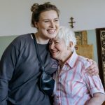 БФ «Юлині бабусі» збиратиме бабусині фрази для мерчу, що рятує стареньких: як долучитися
