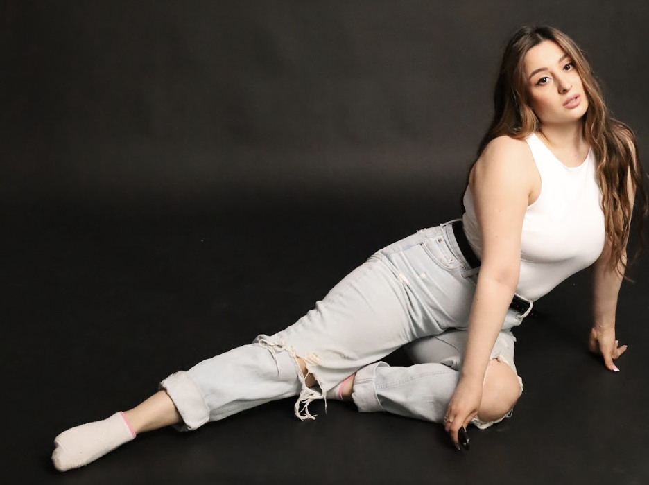 Співачка Nadin випустила першу авторську пісню