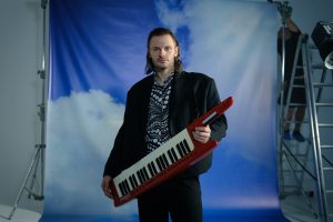 Синті-поп і відлуння «Рани»: CHEEV представив нову пісню «Раз в житті»