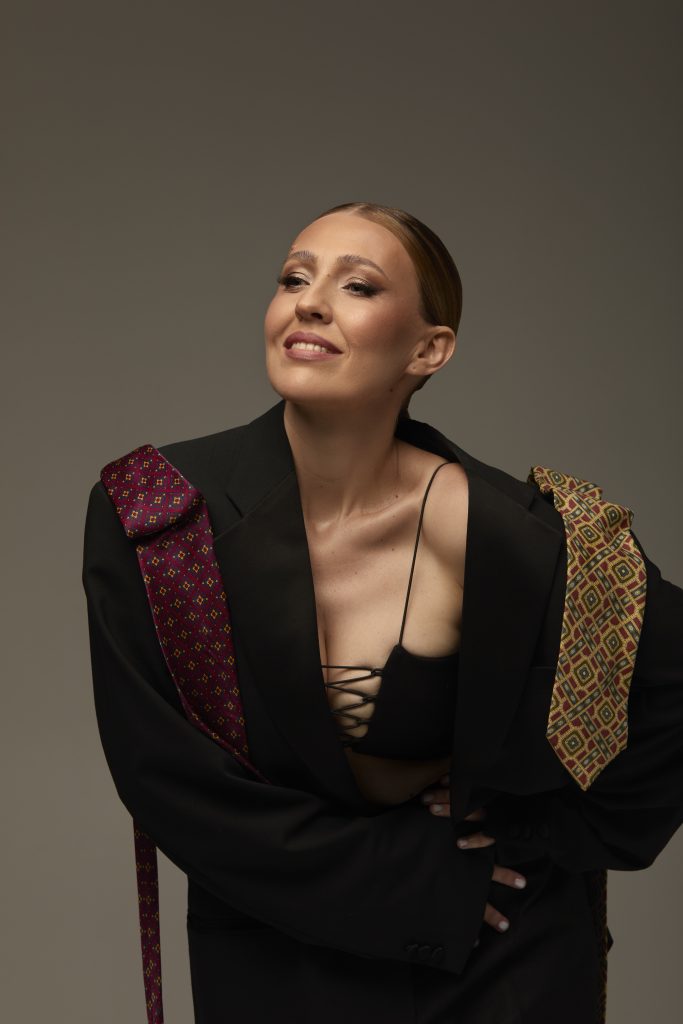 «Люблю поєднувати електроніку і коди предків»: Alina Billionaire