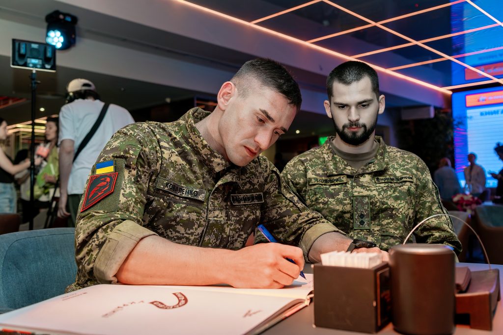 Зірки прочитали вірші заради підтримки Нацгвардії