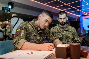Зірки прочитали вірші заради підтримки Нацгвардії