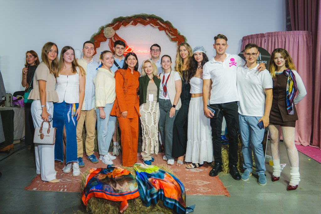 На Ukrainian Fashion Week на подіум вийшла книга