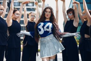 Bonni Shine дебютує з треком у якому музика тримає