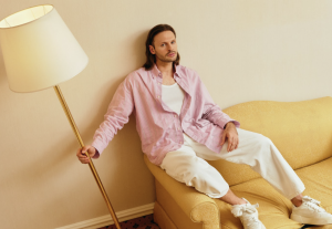 CHEEV перетворює романтичні комедії на музику в альбомі “ROMCOM”