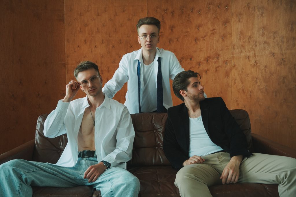 Гурт DVA дебютує з піснею “Небокрай” про супергероїв