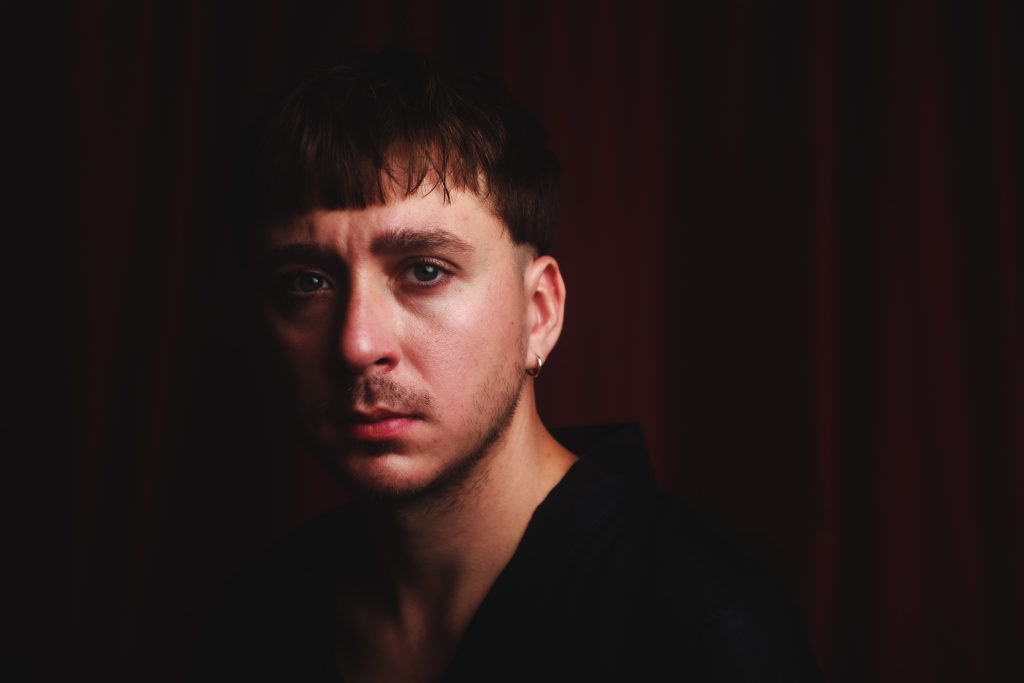 Лівінстон презентує мініальбом “Де ніч торкається води”