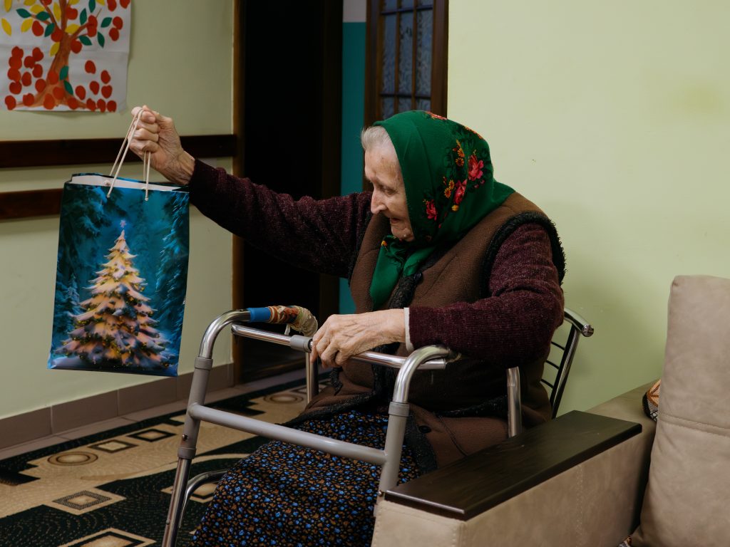 «Юлині бабусі» збирають подарунки для самотніх літніх людей