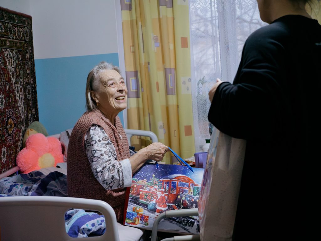 «Юлині бабусі» збирають подарунки для самотніх літніх людей