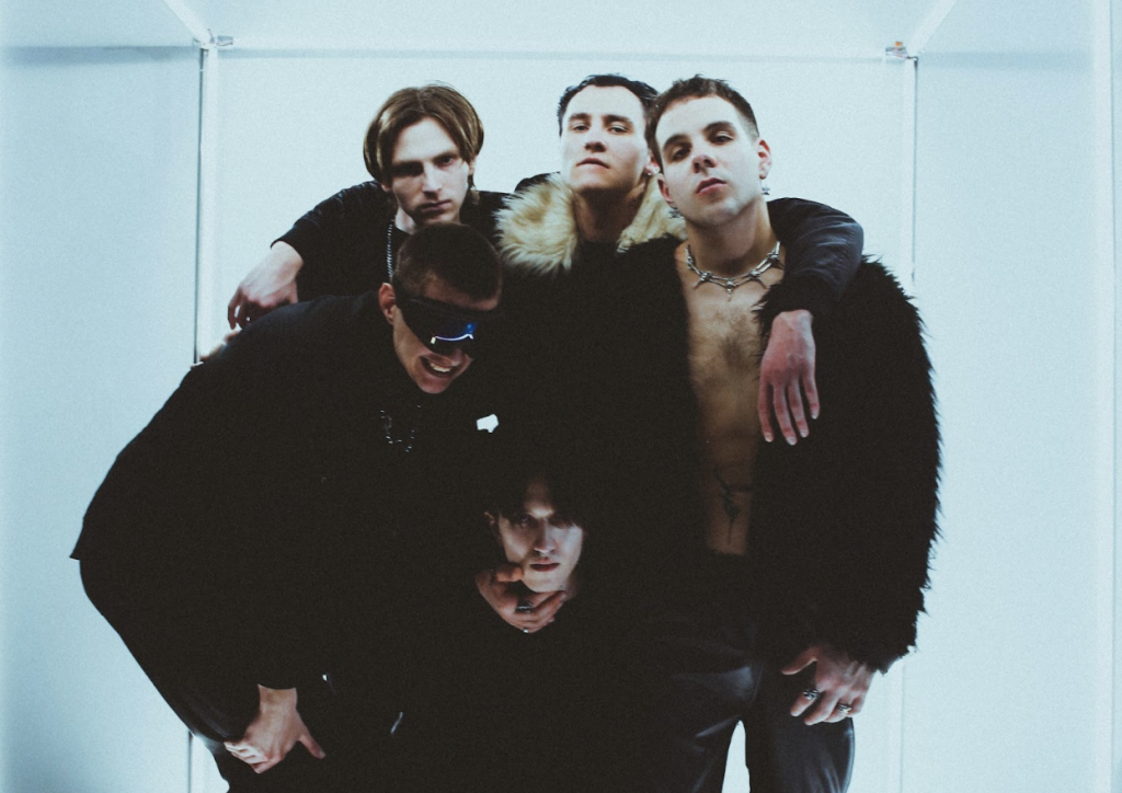 Трек у стилі емо-року та пост-гранжу від SEXTUR та СКВЕР