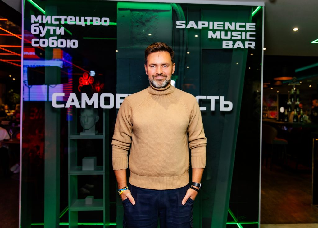 «Читай серцем»: зірка шоу «Холостяк» зачитав вірші