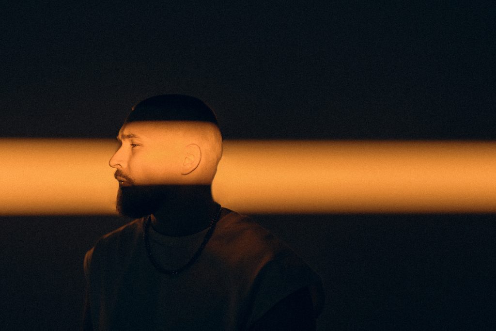 Новий сингл KORNEL про кохання що сильніше за обставини