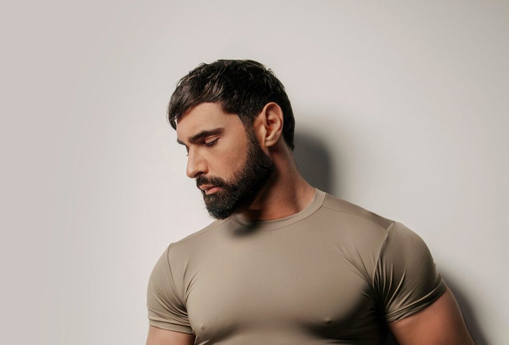 Віталій Козловський представив оновлену версію хіта “Загадай” до зимових свят