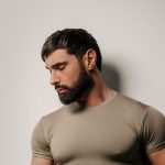 Віталій Козловський представив оновлену версію хіта “Загадай” до зимових свят