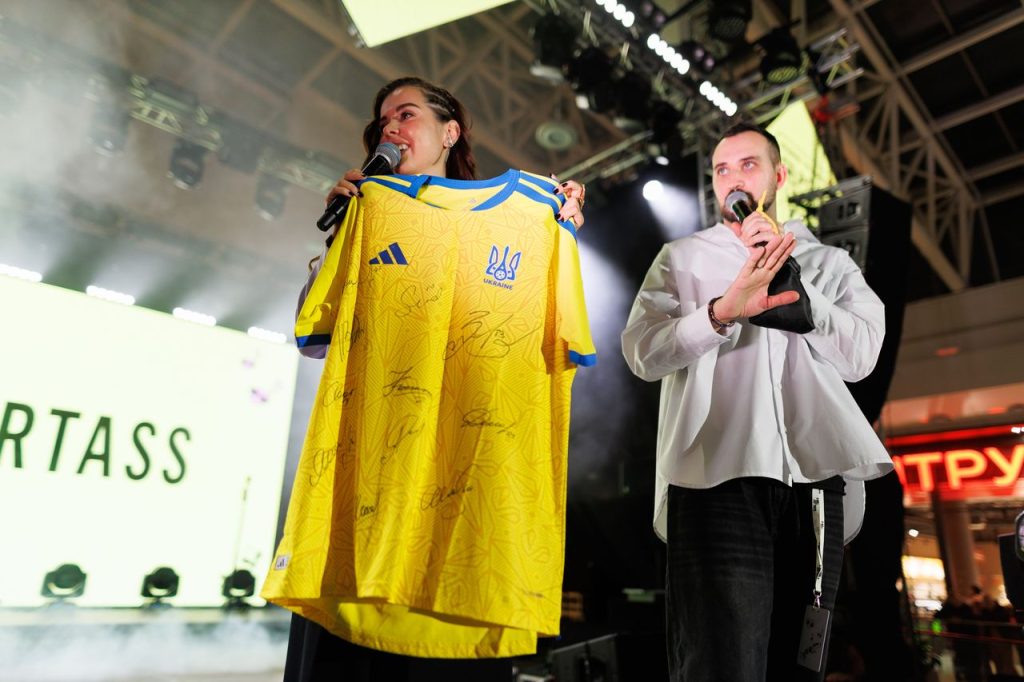 B-Mall Fest 2025 відбувся: тисячі відвідувачів, топові артисти та благодійні ініціативи у найбільшому ТРЦ країни — Blockbuster Mall