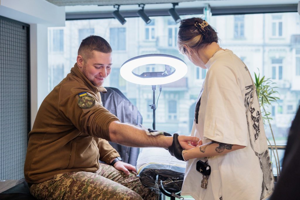 Тату яке рятує життя: Lamarch і окрема артбригада НГУ