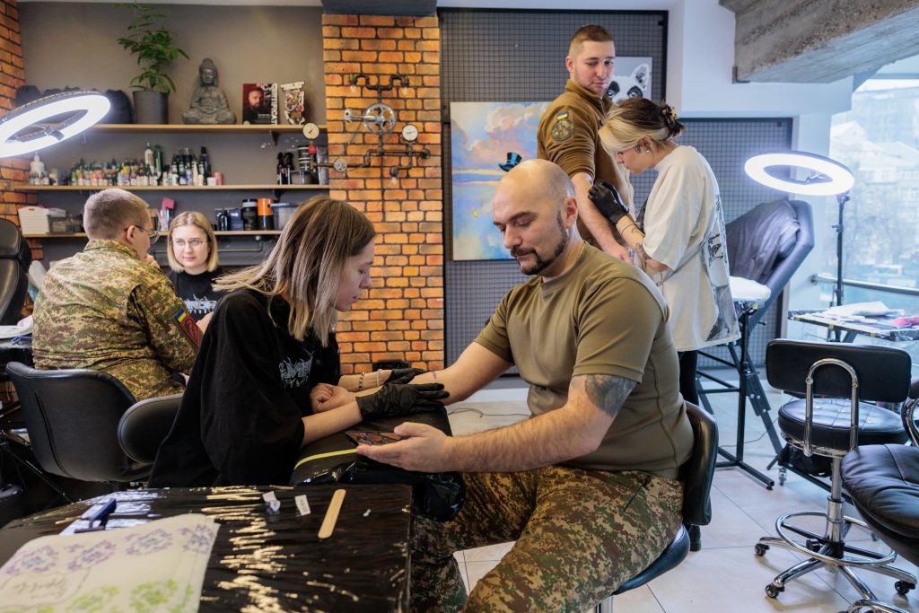 Тату яке рятує життя: Lamarch і окрема артбригада НГУ