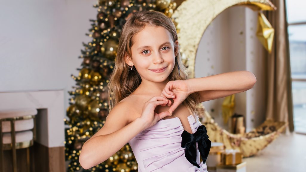 Турильова Амелія презентує пісню «Щастя в долонях»