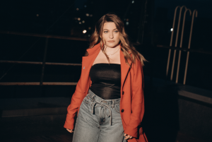 Еліза Макогон анонсує бунтарський трек про лицемірство