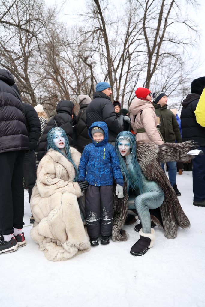 На Русанівській косі помітили русалок, які танцювали з киянами 