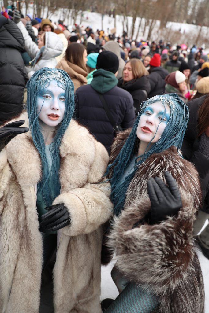 На Русанівській косі помітили русалок, які танцювали з киянами 