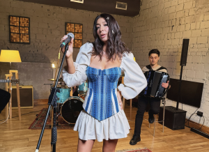 Співачка з Донецька Оля Ракіцька випустила ностальгічну пісню